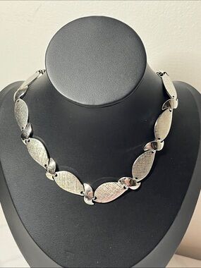 Vintage Silver-tone Textured Link Necklace Choker
modernist marquise link design